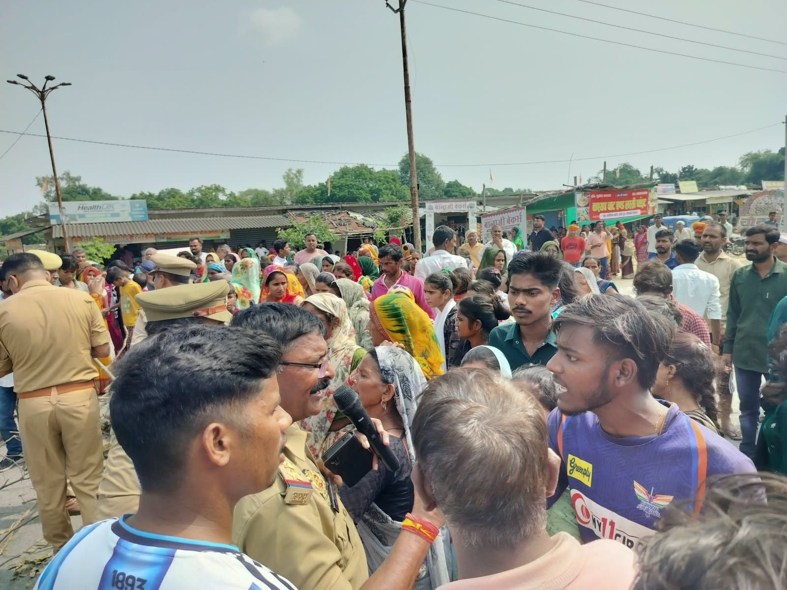 रहीमाबाद में हाईवे पर जाम लगाए सूरज के परिजनों और ग्रामीणों को हटाती पुलिस। रहीमाबाद में हाईवे पर जाम लगाए सूरज के परिजनों और ग्रामीणों को हटाती पुलिस।
