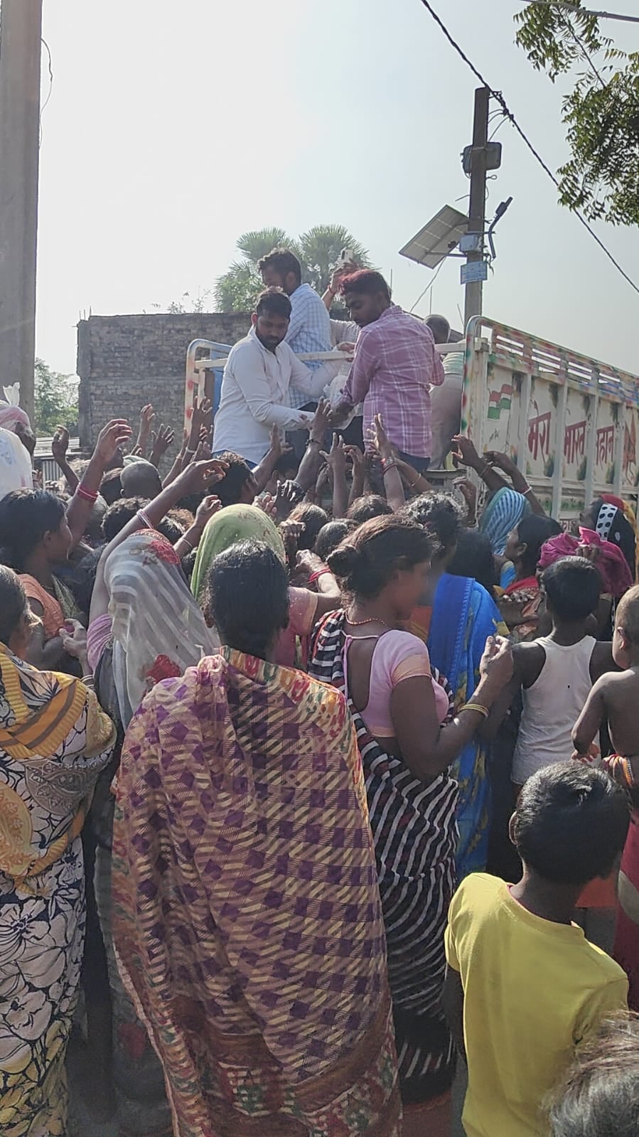 राहत वितरण के दौरान जुटी बाढ़ पीड़ितों की भीड़ राहत वितरण के दौरान जुटी बाढ़ पीड़ितों की भीड़