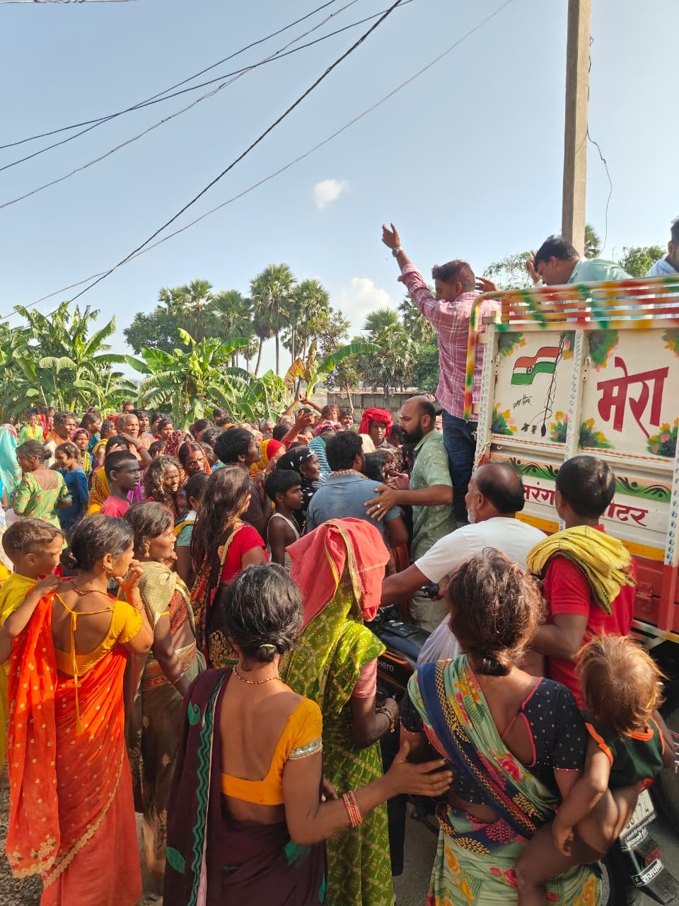 राहत वितरण के दौरान जुटी बाढ़ पीड़ितों की भीड़ राहत वितरण के दौरान जुटी बाढ़ पीड़ितों की भीड़