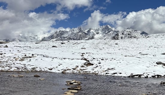 रोहतांग दर्रा पर हुई ताजा बर्फबारी के बाद पहुंचे पर्यटक।-संवाद रोहतांग दर्रा पर हुई ताजा बर्फबारी के बाद पहुंचे पर्यटक।-संवाद