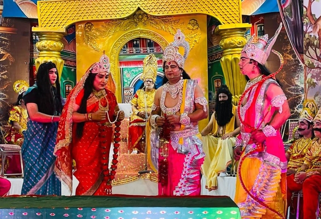 रामपुरा में चल रही रामलीला में धनुष तोड़ने का मंचन करते कलाकार। संवाद