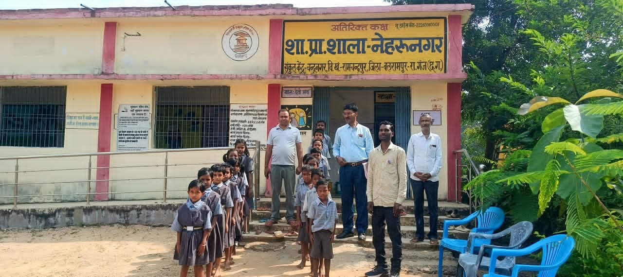 स्कूलों में जांच करते जिला शिक्षा अधिकारी