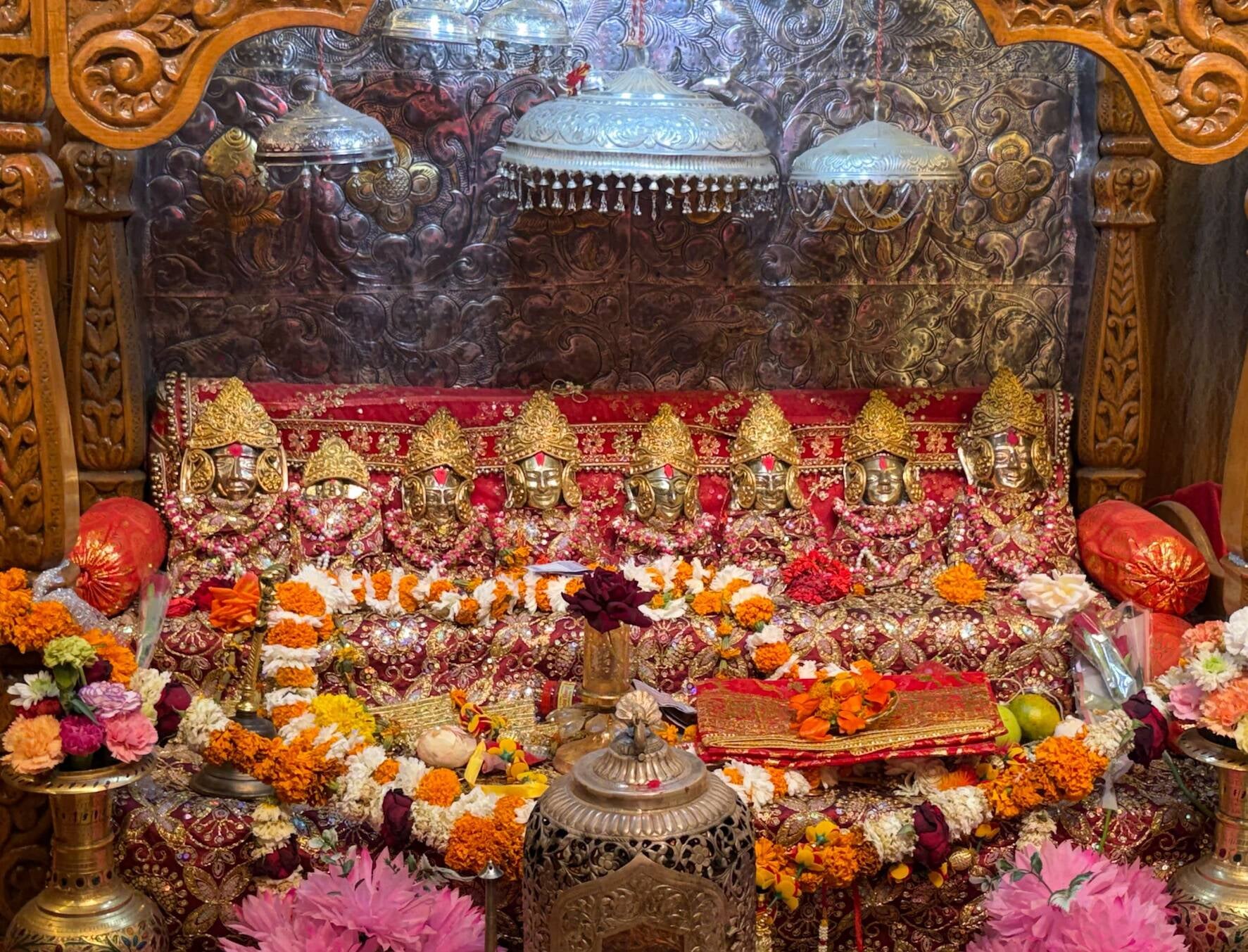 सोलन शहर के मां शूलिनी मंदिर में नवरात्रों को लेकर लगाई गई लाइटें। संवाद सोलन शहर के मां शूलिनी मंदिर में नवरात्रों को लेकर लगाई गई लाइटें। संवाद