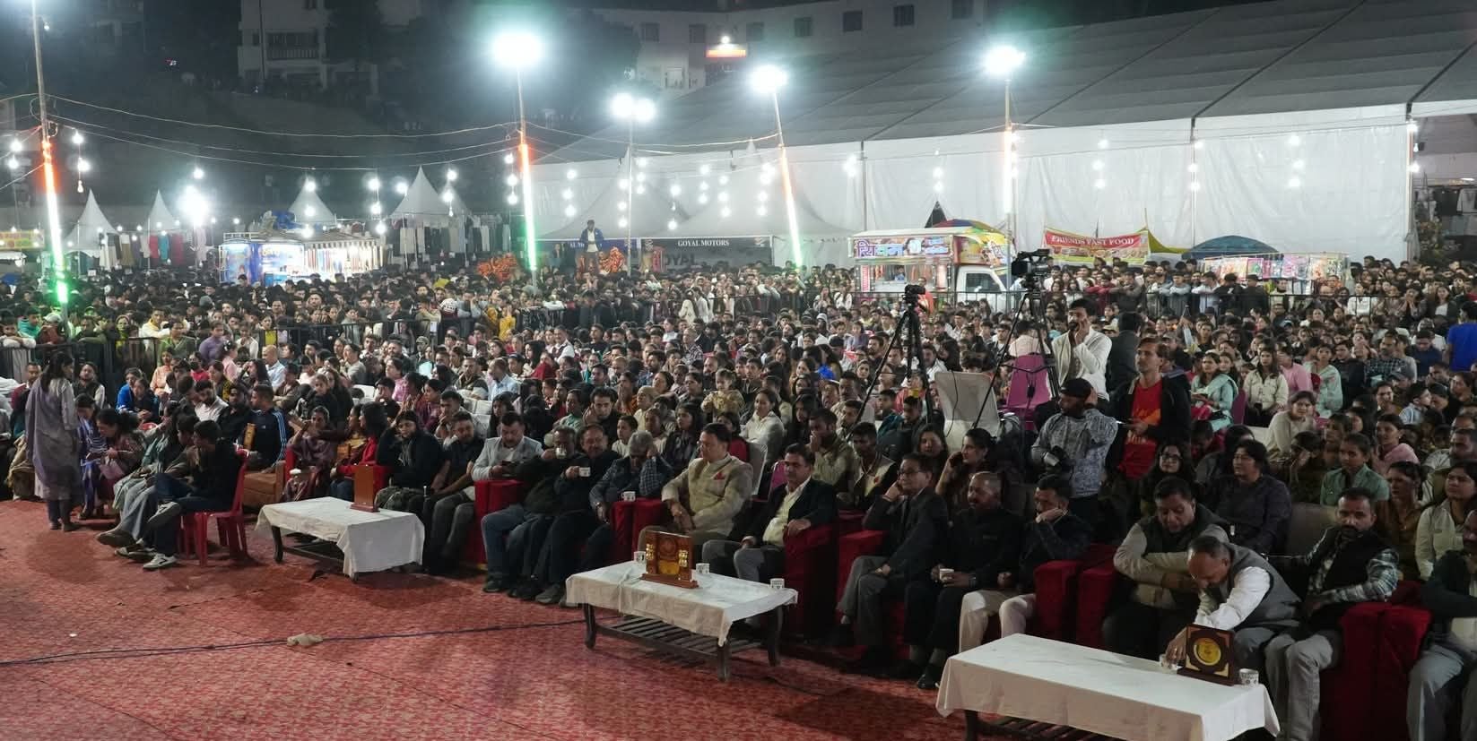 सोलन शहर के ठोडो मैदान में आयोजित हिमाचल उत्सव की छठी सांस्कृतिक संध्या के दौरान प्रस्तुति देत सोलन शहर के ठोडो मैदान में आयोजित हिमाचल उत्सव की छठी सांस्कृतिक संध्या के दौरान प्रस्तुति देत
