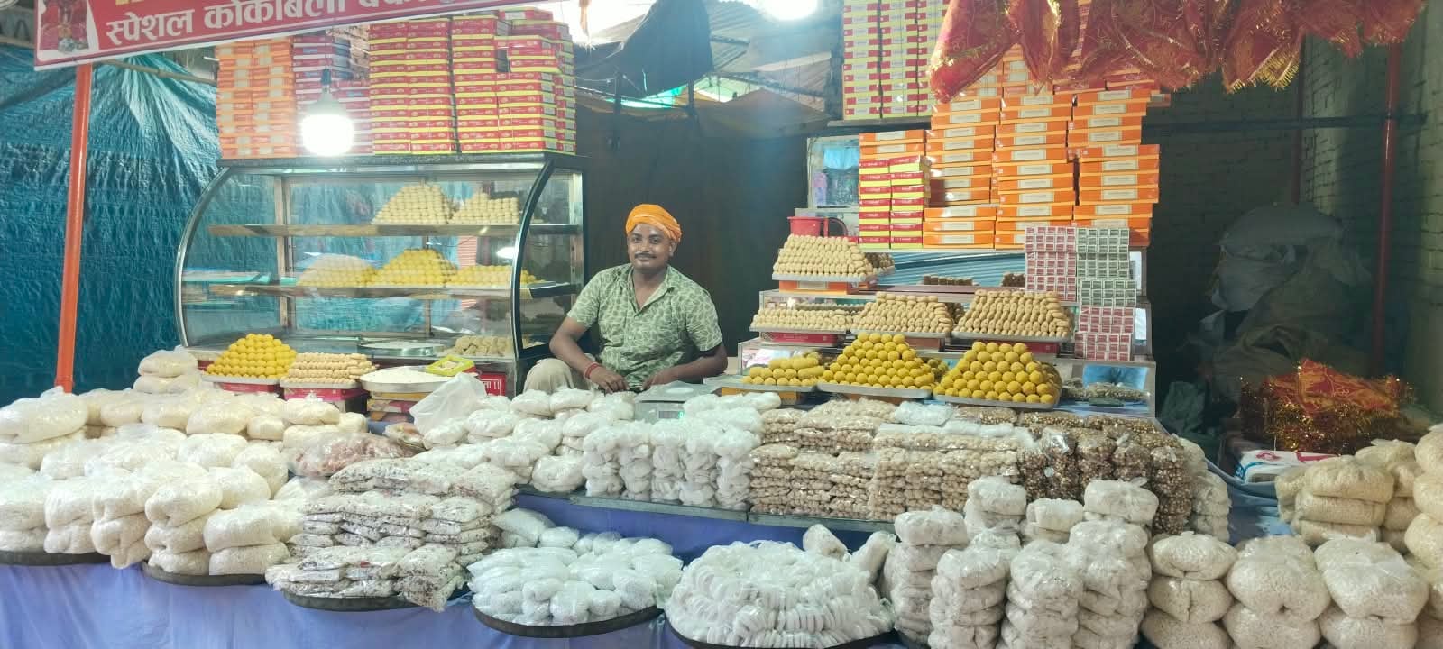 सरायअकिल में नवरात्रि से पहले चुनरी व अन्य पूजा सामग्री से सजी दुकान। संवाद सरायअकिल में नवरात्रि से पहले चुनरी व अन्य पूजा सामग्री से सजी दुकान। संवाद