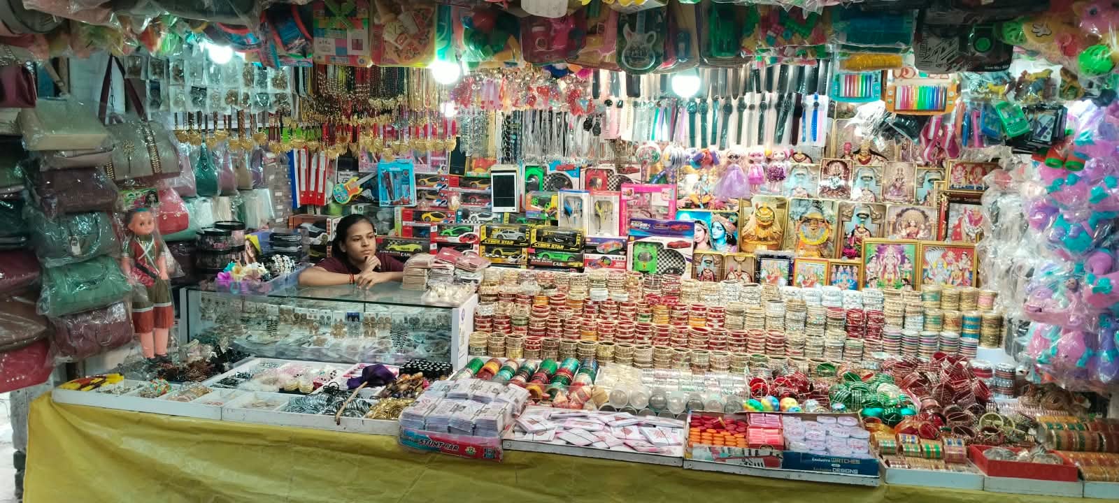 सरायअकिल में नवरात्रि से पहले चुनरी व अन्य पूजा सामग्री से सजी दुकान। संवाद सरायअकिल में नवरात्रि से पहले चुनरी व अन्य पूजा सामग्री से सजी दुकान। संवाद