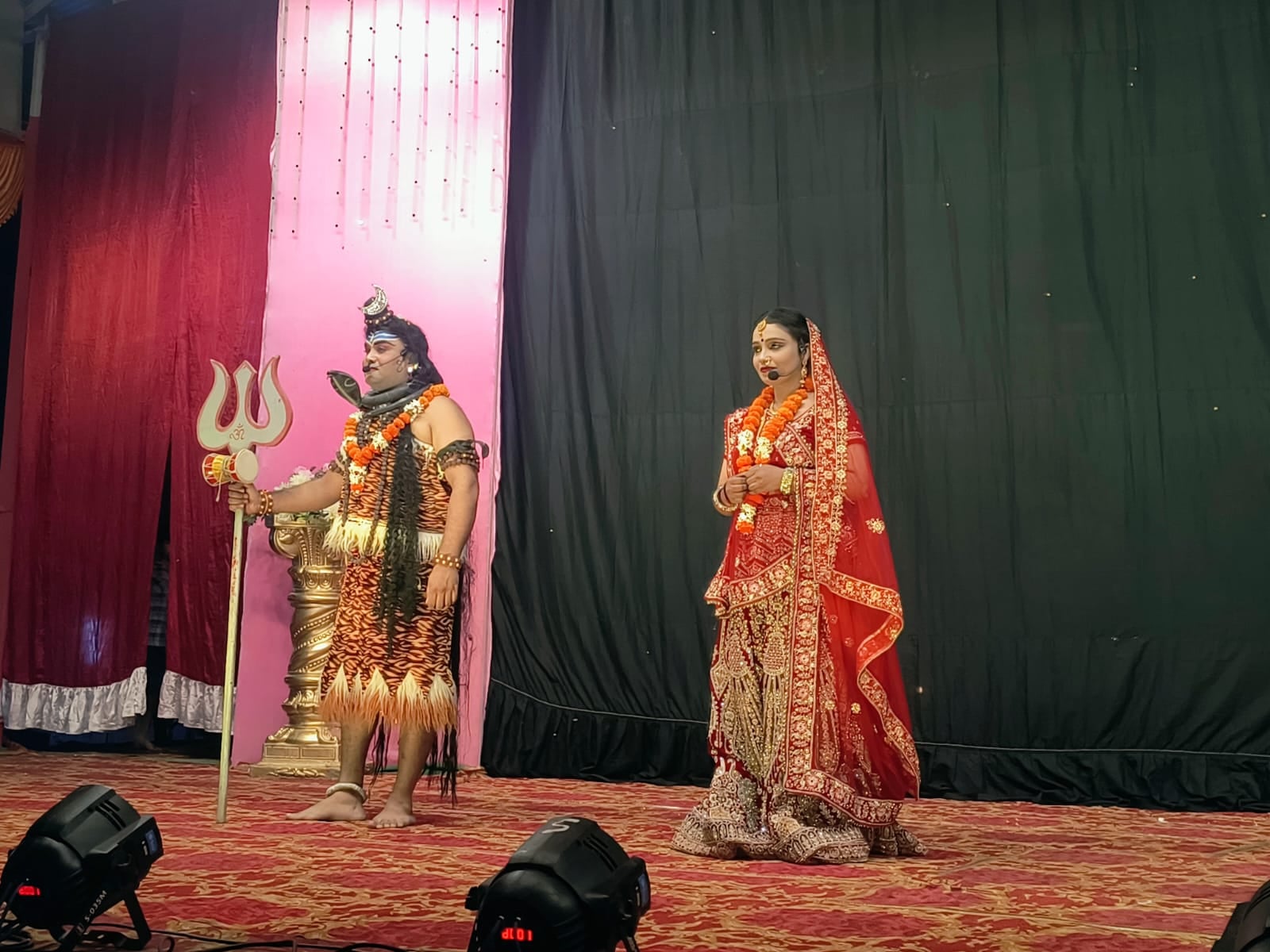 शाहजहांपुर में रथ को खींचते वित्त मंत्री सुरेश खन्ना, सांसद अरुण सागर व अन्य। संवाद शाहजहांपुर में रथ को खींचते वित्त मंत्री सुरेश खन्ना, सांसद अरुण सागर व अन्य। संवाद