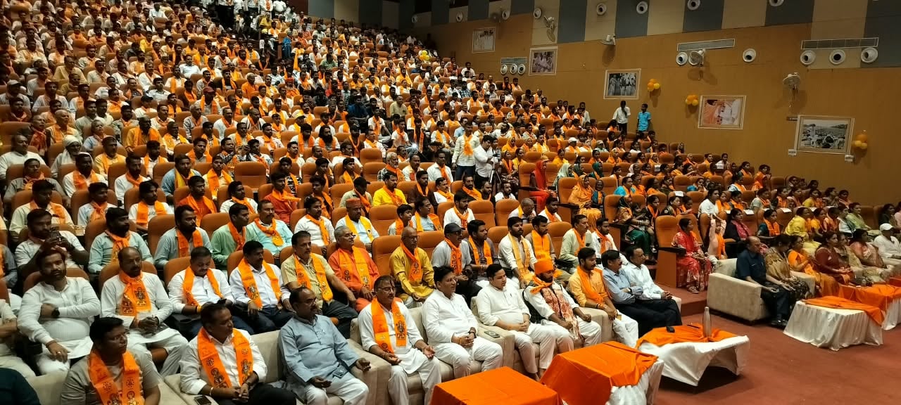 शाहजहांपुर में संकल्प से शिखर की साधना कार्यक्रम में मंचासीन अतिथि। स्रोत: आयोजक