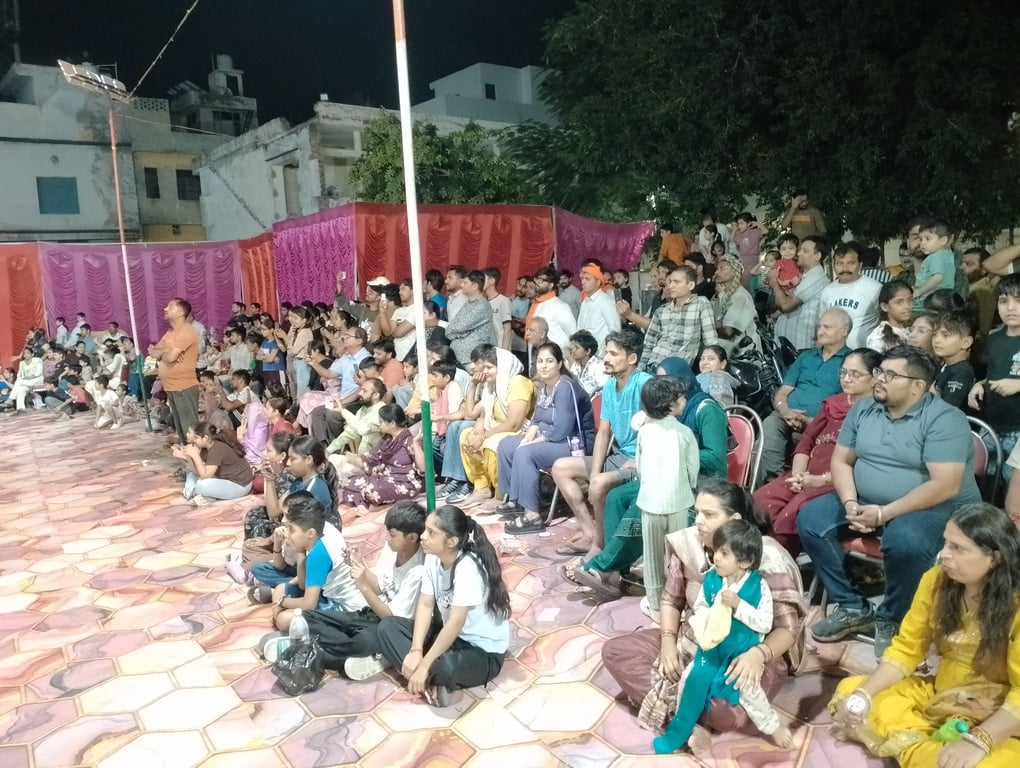 श्री सनातन धर्म मंदिर मॉडल टाउन में रामलीला का मंचन करते कलाकार। संवाद श्री सनातन धर्म मंदिर मॉडल टाउन में रामलीला का मंचन करते कलाकार। संवाद