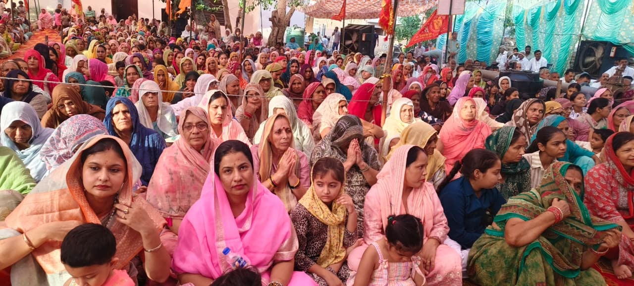 श्री दुर्गा मंदिर में श्रीमद्भागवत महापुराण कथा सुनते श्रद्धालु।