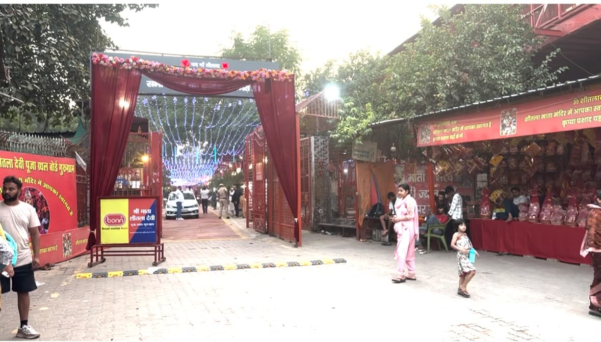 शीतला माता मंदिर में श्रद्धालुओं की जांच करते पुलिस कर्मी। संवाद