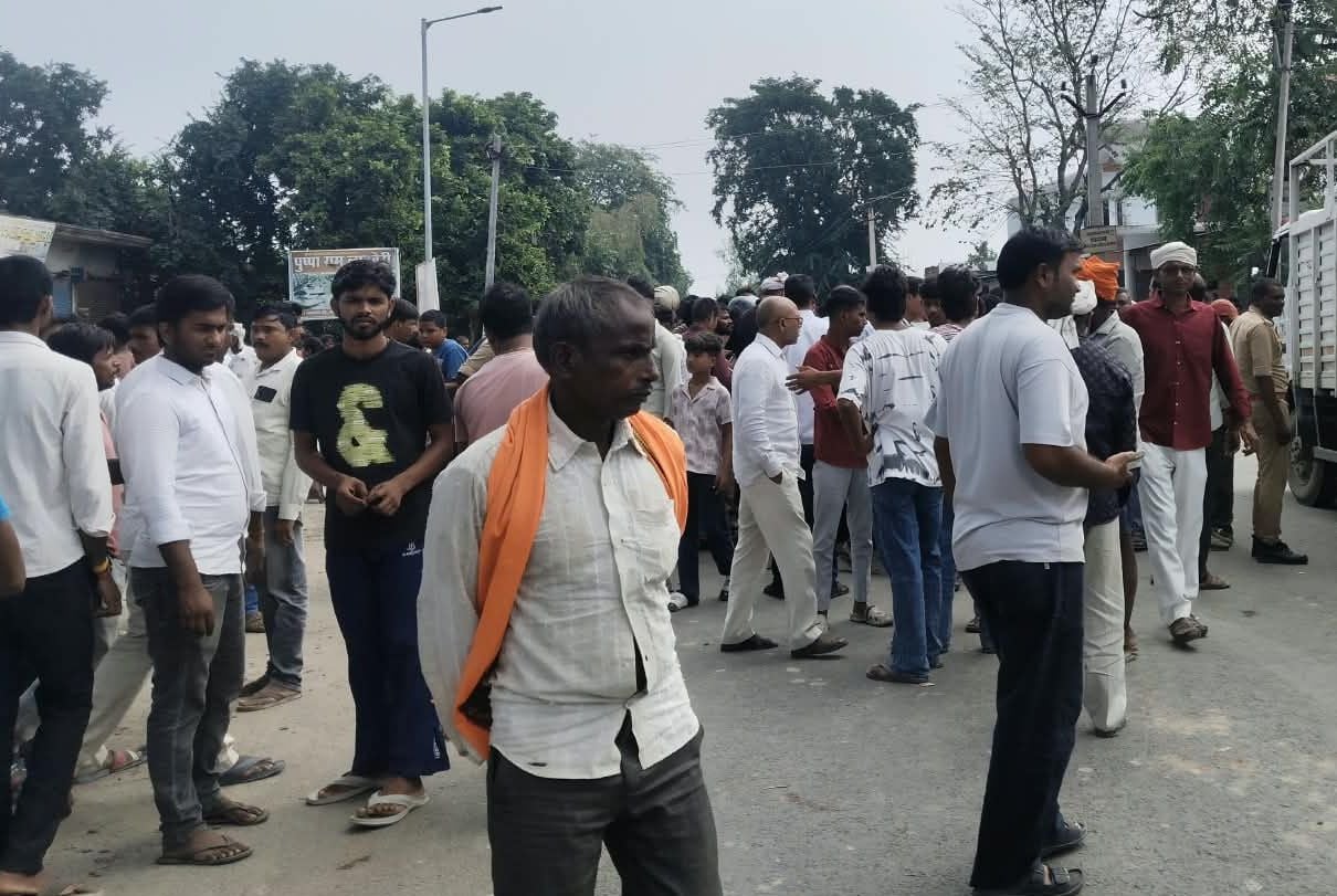 शिवप्रकाश यादव की फाइल फोटो, डंपर में फंसी बाइक व मौके पर भीड़। संवाद