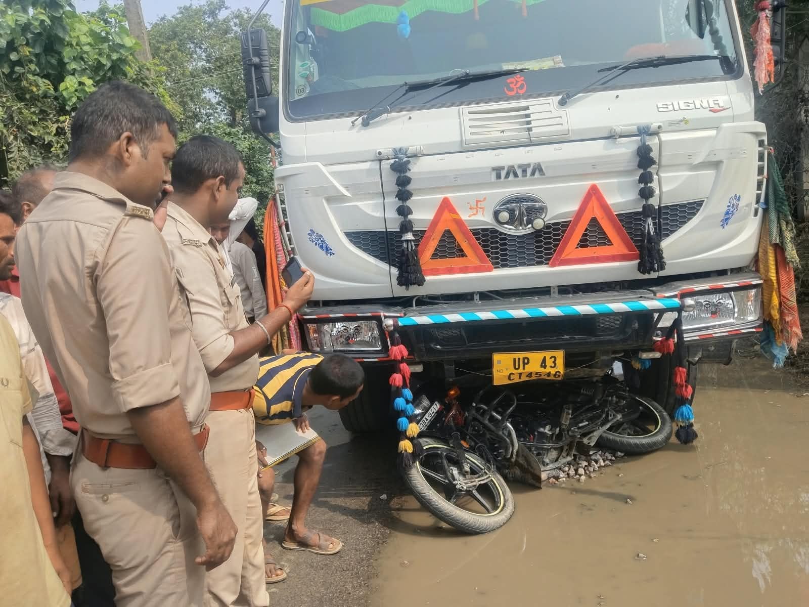 शिवप्रकाश यादव की फाइल फोटो, डंपर में फंसी बाइक व मौके पर भीड़। संवाद