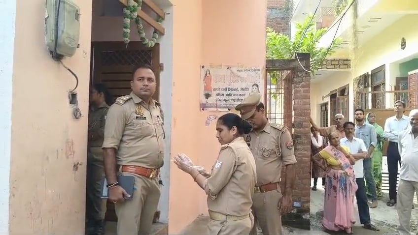 श्यामा दुलारी और उनकी बेटी पूजा की मौत के बाद जांच करती पुलिस। श्यामा दुलारी और उनकी बेटी पूजा की मौत के बाद जांच करती पुलिस।