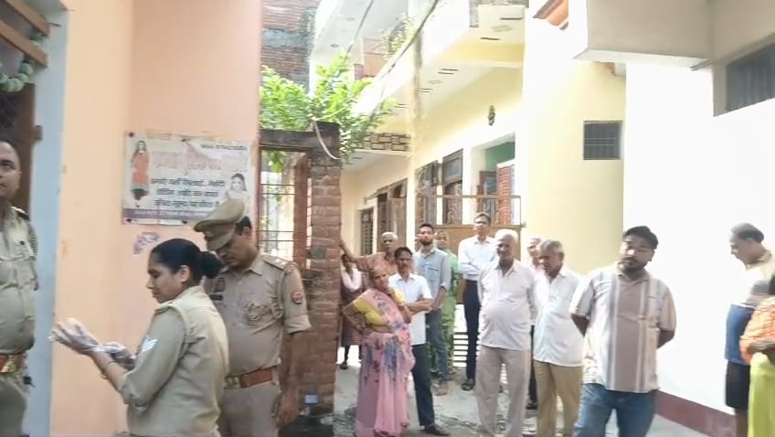 श्यामा दुलारी और उनकी बेटी पूजा की मौत के बाद जांच करती पुलिस। श्यामा दुलारी और उनकी बेटी पूजा की मौत के बाद जांच करती पुलिस।
