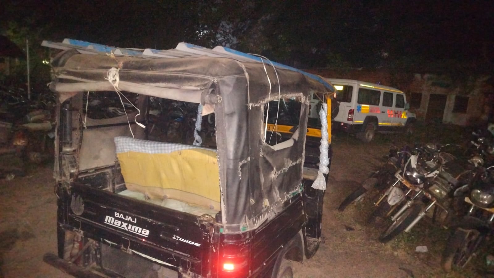 जिला अस्पताल में प्राथमिक कर जबलपुर रेफर करते स्वास्थ्यकर्मी जिला अस्पताल में प्राथमिक कर जबलपुर रेफर करते स्वास्थ्यकर्मी