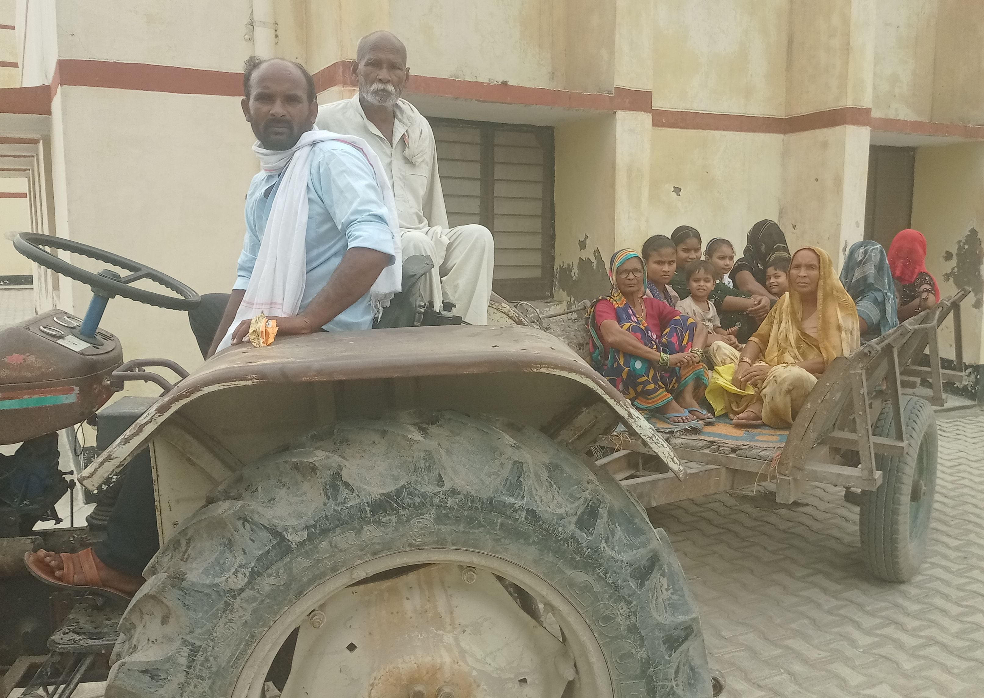 दहगवां सीएचसी पर रेबीज की वैक्सीन लगवाने को लगी भीड़। संवाद दहगवां सीएचसी पर रेबीज की वैक्सीन लगवाने को लगी भीड़। संवाद