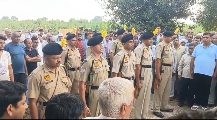 धीरेंद्र सिंह को श्रद्धांजलि देते बीएसएसफ के जवान। स्क्रीन शॉट धीरेंद्र सिंह को श्रद्धांजलि देते बीएसएसफ के जवान। स्क्रीन शॉट