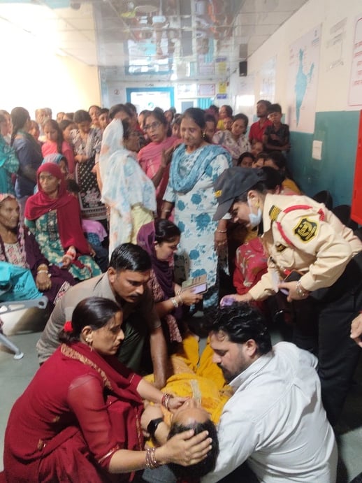 ऊना अस्पताल में मां ओर बच्चे की मृत्यु के बाद अस्पताल में परिजनों  व स्थानीय लोगों से बात करते 