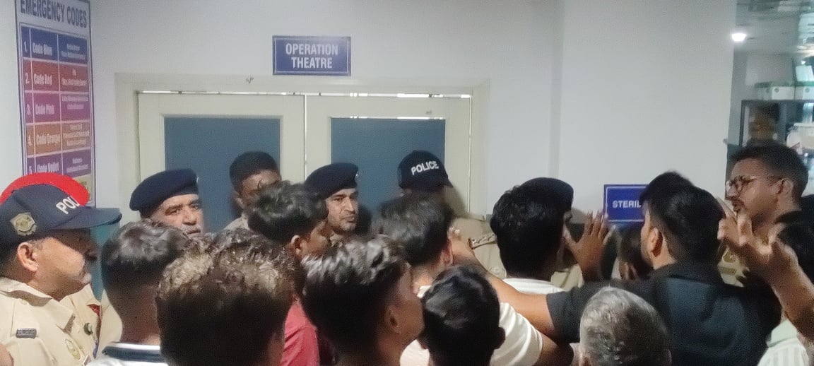 ऊना अस्पताल में मां ओर बच्चे की मृत्यु के बाद अस्पताल में परिजनों  व स्थानीय लोगों से बात करते 