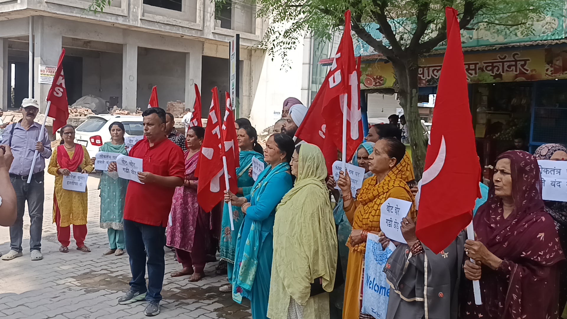 विभिन्न जनवादी संगठनों व किसान सभा ने पांवटा साहिब में किया धरना प्रदर्शन, सीईसी पुतला फूंका विभिन्न जनवादी संगठनों व किसान सभा ने पांवटा साहिब में किया धरना प्रदर्शन, सीईसी पुतला फूंका