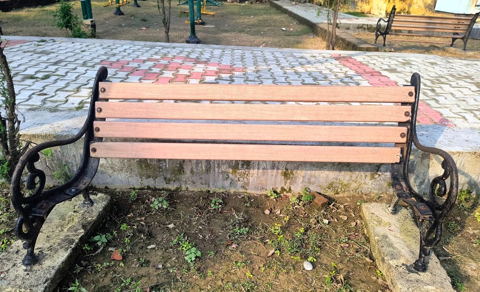 आवास विकास स्थित शहीद रमेश चंद्र पार्क में टूटे झूले। संवाद आवास विकास स्थित शहीद रमेश चंद्र पार्क में टूटे झूले। संवाद