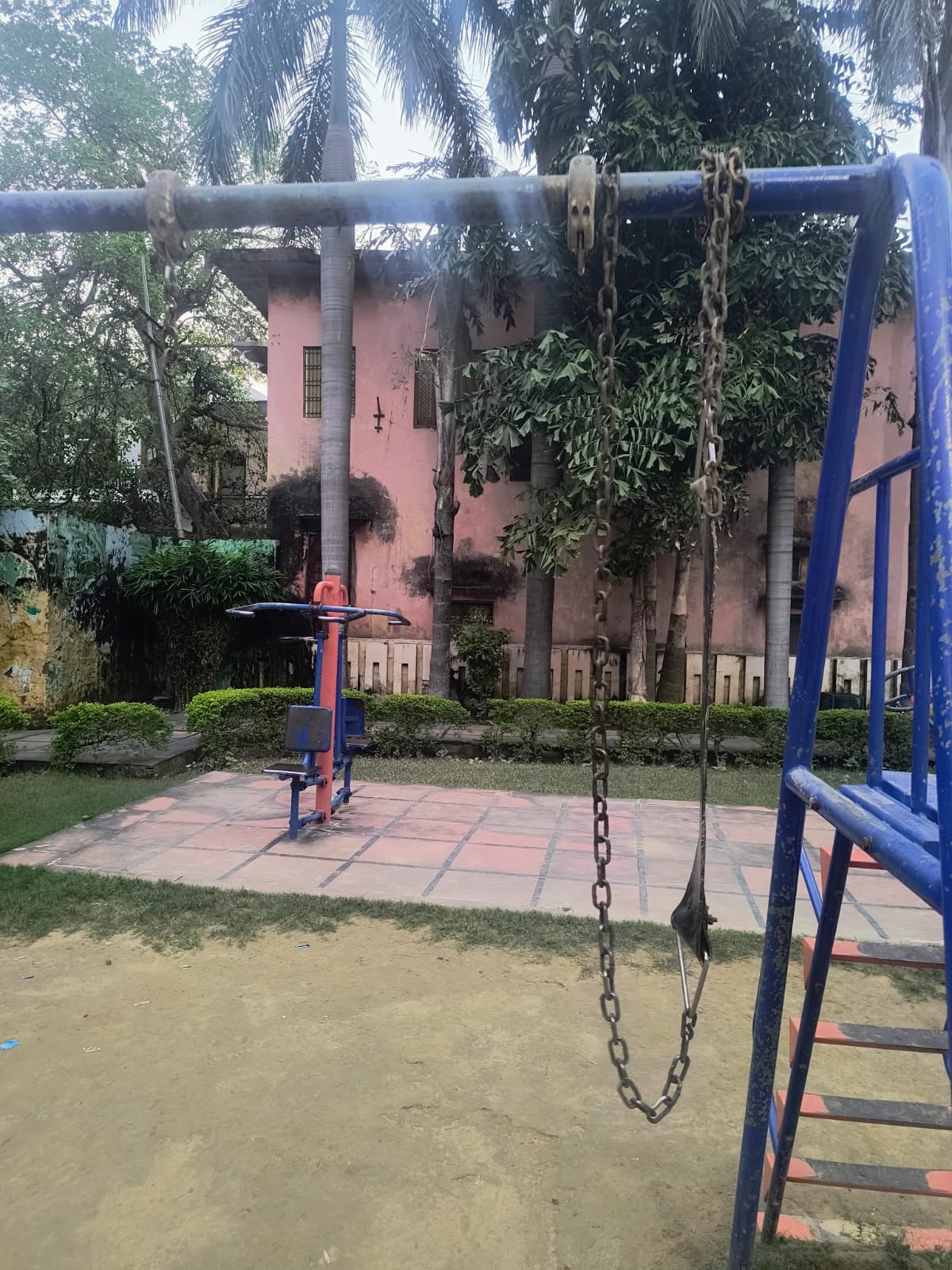 आवास विकास स्थित शहीद रमेश चंद्र पार्क में टूटे झूले। संवाद आवास विकास स्थित शहीद रमेश चंद्र पार्क में टूटे झूले। संवाद