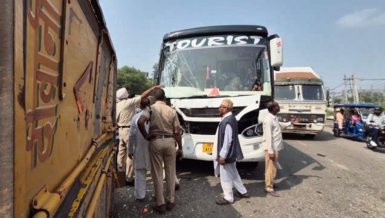 अंबाला-अमृतसर हाइवे पर हुए हादसे में क्षतिग्रस्त बस। संवाद