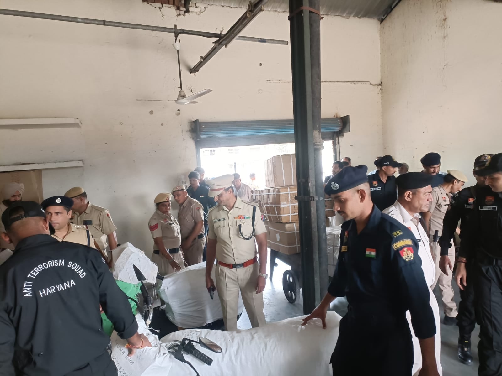 अंबाला छावनी रेलवे स्टेशन पर दिल्ली की ओर जाने वाली ट्रेन की इंतजार करते यात्री। संवाद अंबाला छावनी रेलवे स्टेशन पर दिल्ली की ओर जाने वाली ट्रेन की इंतजार करते यात्री। संवाद