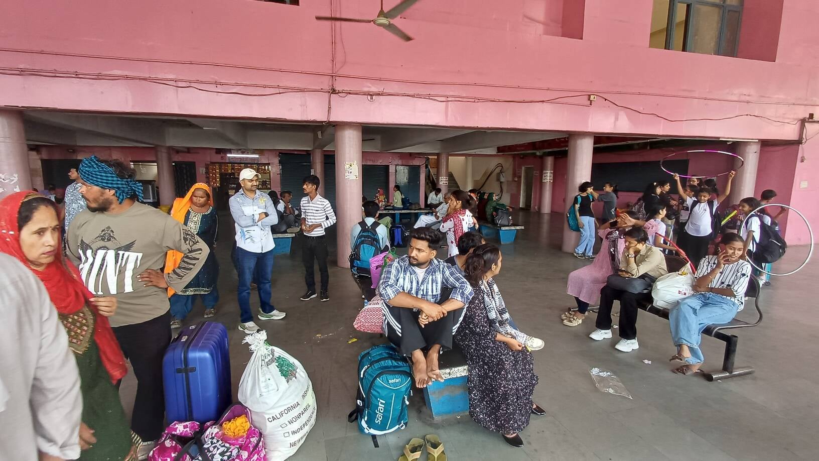 अंबाला छावनी रेलवे स्टेशन पर दिल्ली की ओर जाने वाली ट्रेन की इंतजार करते यात्री। संवाद अंबाला छावनी रेलवे स्टेशन पर दिल्ली की ओर जाने वाली ट्रेन की इंतजार करते यात्री। संवाद