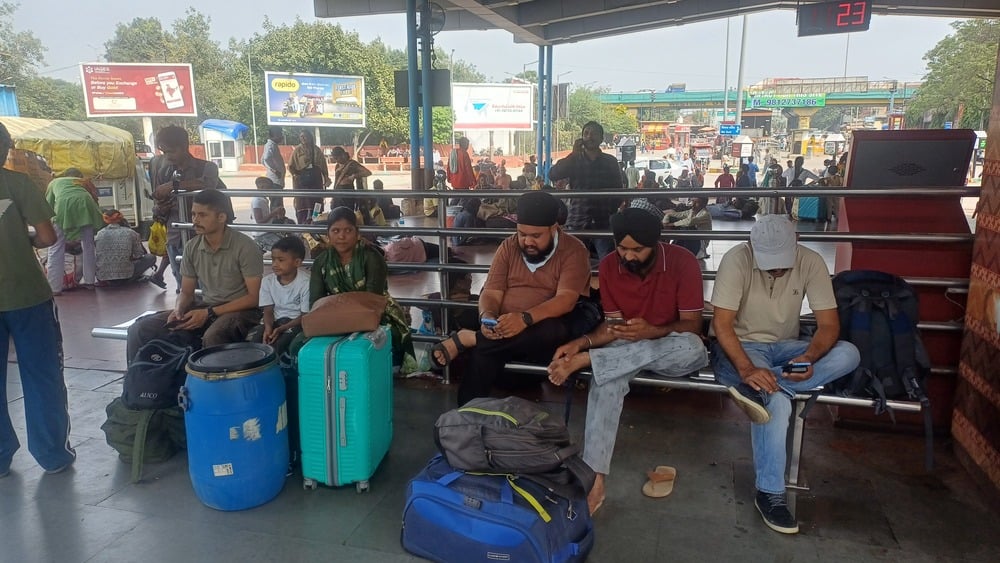 अंबाला छावनी रेलवे स्टेशन पर दिल्ली की ओर जाने वाली ट्रेन की इंतजार करते यात्री। संवाद अंबाला छावनी रेलवे स्टेशन पर दिल्ली की ओर जाने वाली ट्रेन की इंतजार करते यात्री। संवाद