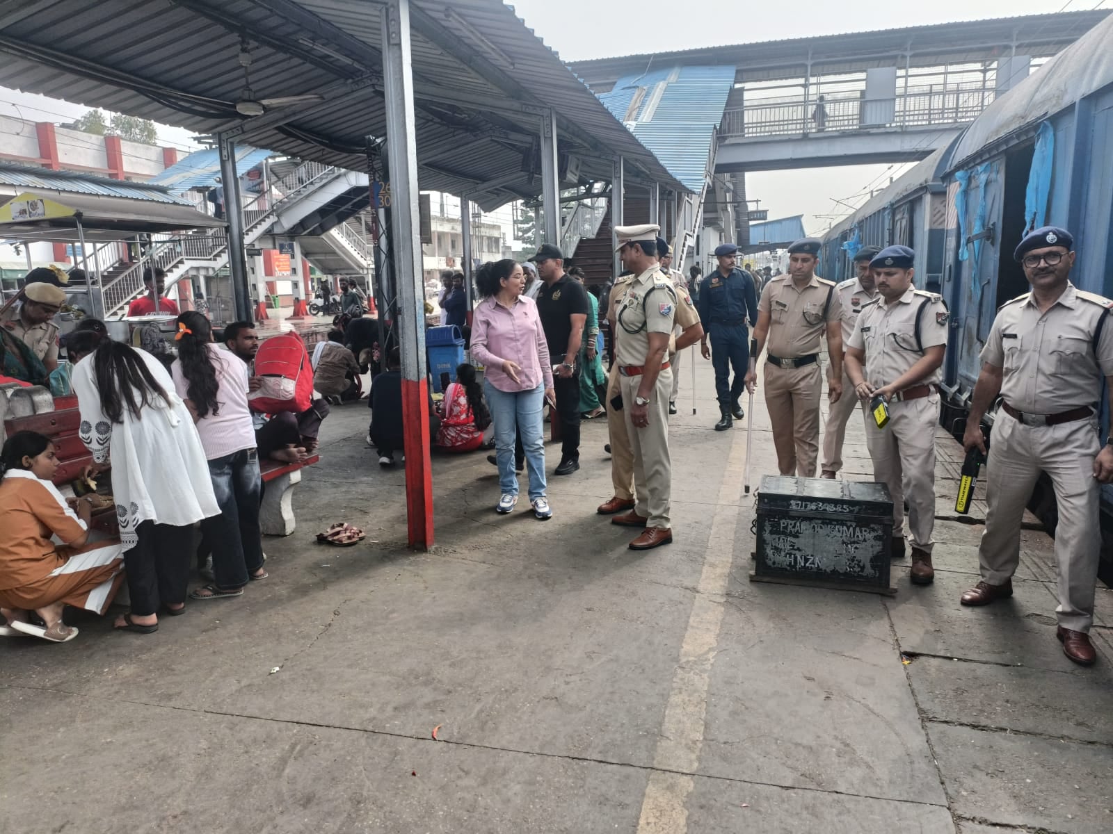 अंबाला छावनी रेलवे स्टेशन पर दिल्ली की ओर जाने वाली ट्रेन की इंतजार करते यात्री। संवाद अंबाला छावनी रेलवे स्टेशन पर दिल्ली की ओर जाने वाली ट्रेन की इंतजार करते यात्री। संवाद