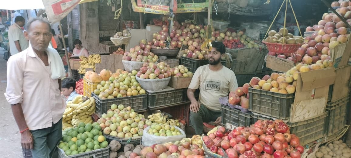 अलीगंज में नवरात्र के प्रथम दिन पूजा अर्चना करते भक्त। संवाद अलीगंज में नवरात्र के प्रथम दिन पूजा अर्चना करते भक्त। संवाद