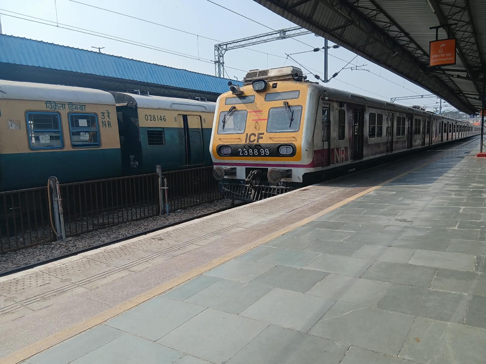अलीगढ़ जंक्शन पर खड़ी ट्रेन। अलीगढ़ जंक्शन पर खड़ी ट्रेन।