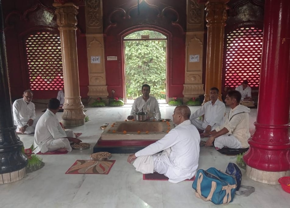 बाबा बहादुरबण मंदिर में आयोजित महा रुद्र यज्ञ के दौरान हवन करते ब्राह्मण एवं मौजूद श्रद्धालु। बाबा बहादुरबण मंदिर में आयोजित महा रुद्र यज्ञ के दौरान हवन करते ब्राह्मण एवं मौजूद श्रद्धालु।