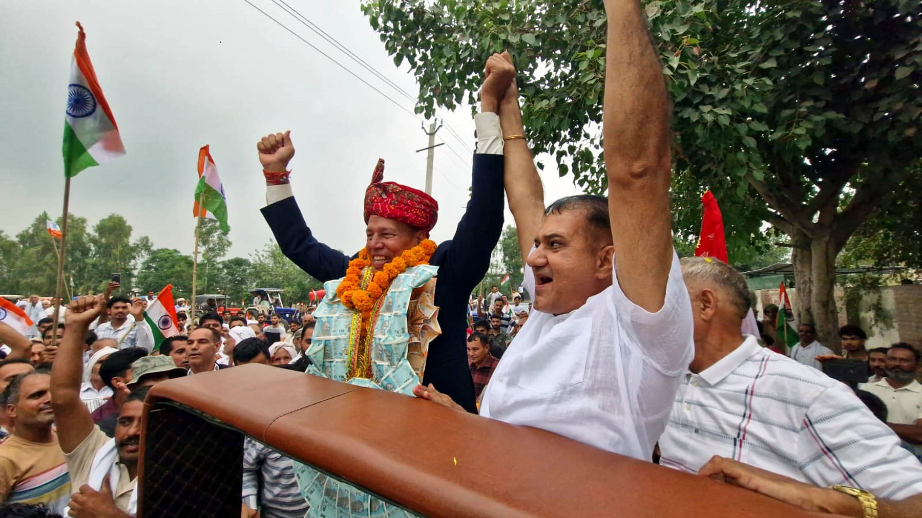 भारतीय कबड्डी कोच का भव्य स्वागत करते उनके गांव ढुंडवा के लोग भारतीय कबड्डी कोच का भव्य स्वागत करते उनके गांव ढुंडवा के लोग