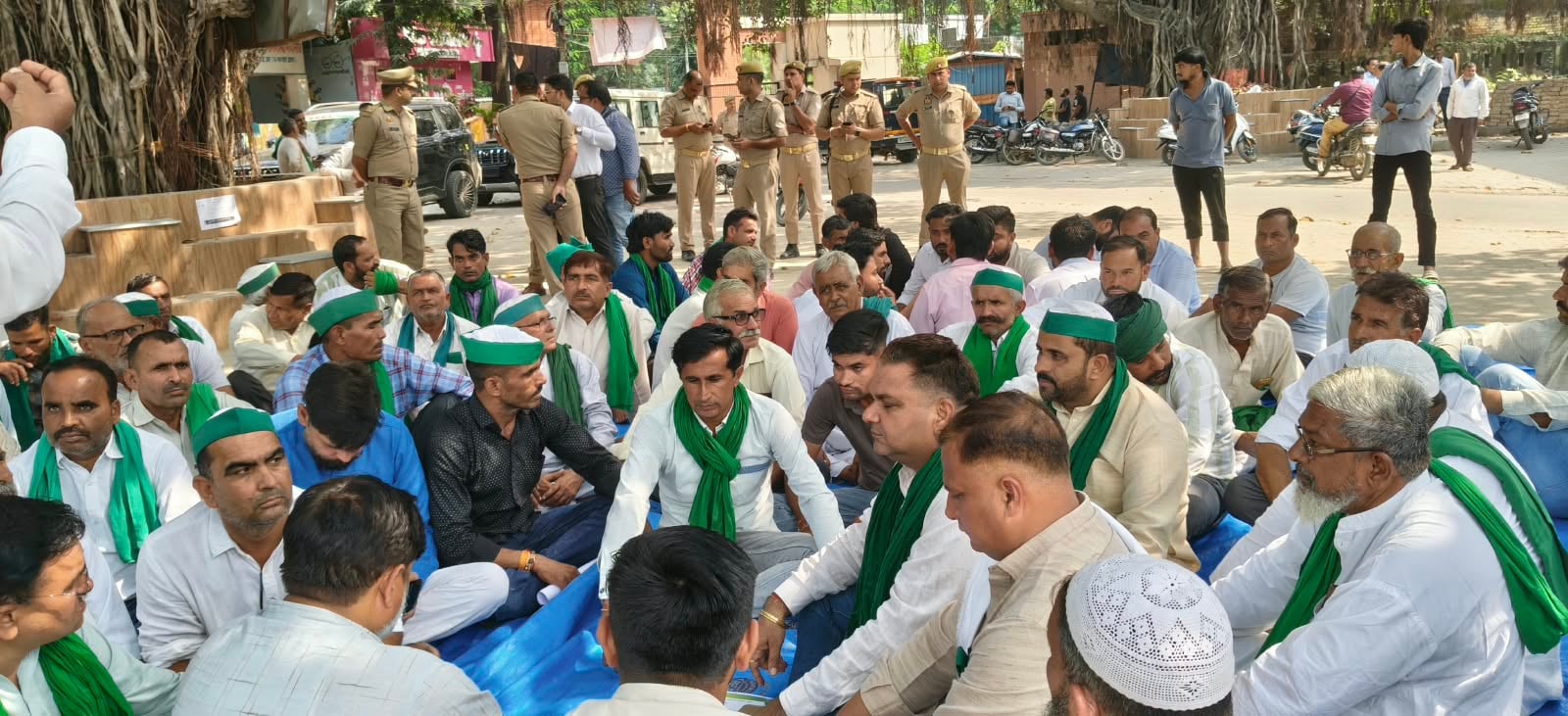 बिजनौर कलक्ट्रेट में जाने के लिए गेट को धकेलते भाकियू टिकैत के कार्यकर्ता। स्रोत वीडियो ग्रैब बिजनौर कलक्ट्रेट में जाने के लिए गेट को धकेलते भाकियू टिकैत के कार्यकर्ता। स्रोत वीडियो ग्रैब