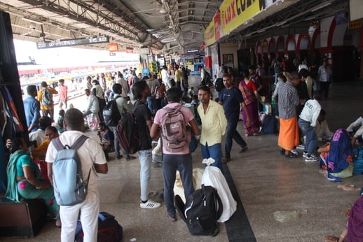 बस स्टैंड पर जाते यात्री। संवाद बस स्टैंड पर जाते यात्री। संवाद