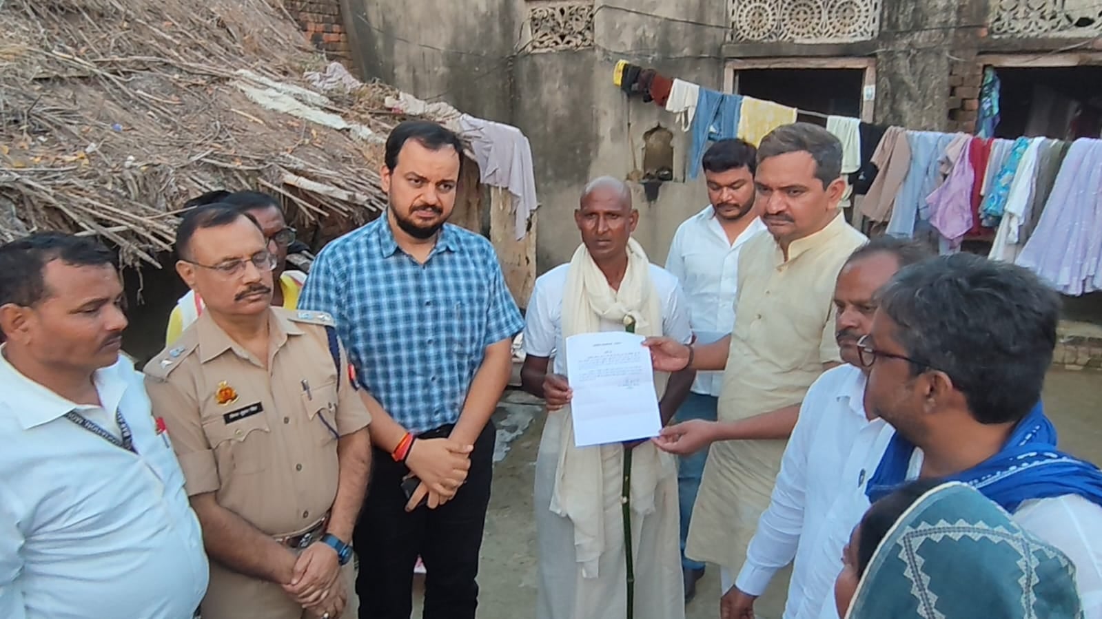 चककमरौरा गांव में मृतक रामबाबू के परिजनों से मुलाकात करते एमएलसी विशाल सिंह चंचल, डीएम व एसपी। 