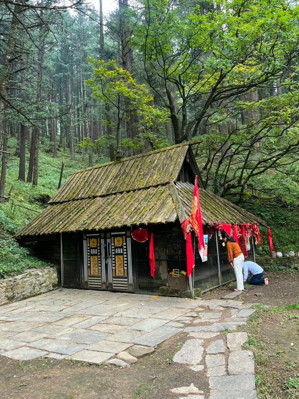 चिड़गांव क्षेत्र के खरशाली स्थित मां दुर्गा मंदिर में प्रसाद तैयार करती महिलाएं। चिड़गांव क्षेत्र के खरशाली स्थित मां दुर्गा मंदिर में प्रसाद तैयार करती महिलाएं।