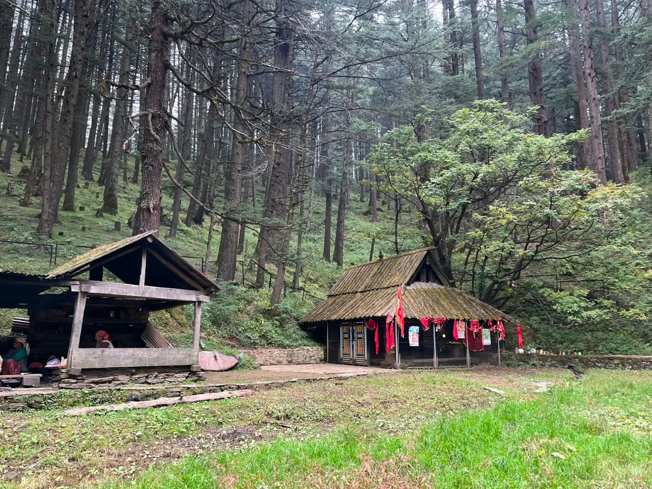 चिड़गांव क्षेत्र के खरशाली स्थित मां दुर्गा मंदिर में प्रसाद तैयार करती महिलाएं। चिड़गांव क्षेत्र के खरशाली स्थित मां दुर्गा मंदिर में प्रसाद तैयार करती महिलाएं।