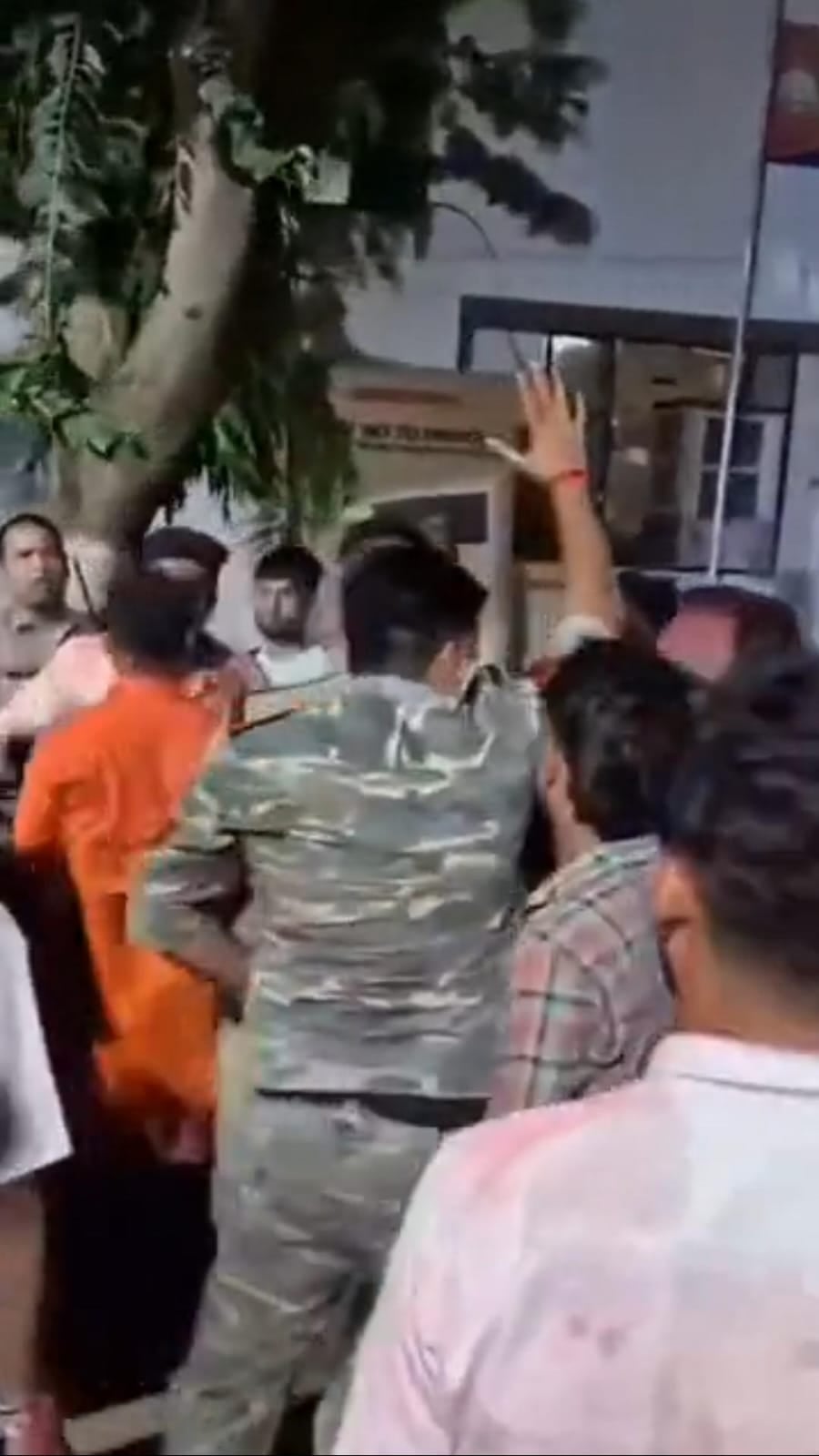 डीजे को लेकर हंगामा पुलिस पर मारपीट का आरोप