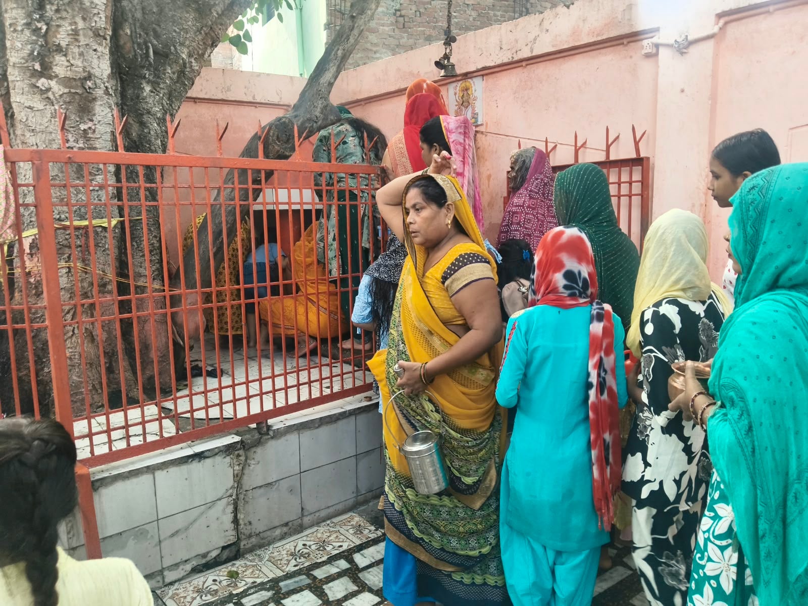 फोटो 10 - शशि।महिला श्रद्धालु। स्रोत : संवाद फोटो 10 - शशि।महिला श्रद्धालु। स्रोत : संवाद