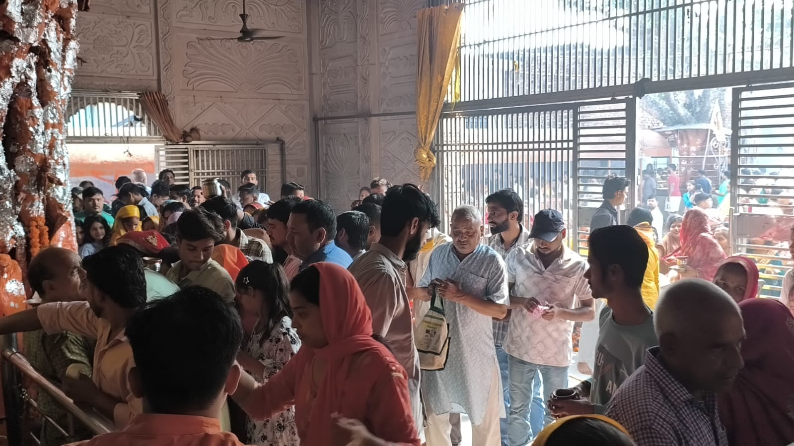 फोटो 10 - शशि।महिला श्रद्धालु। स्रोत : संवाद फोटो 10 - शशि।महिला श्रद्धालु। स्रोत : संवाद