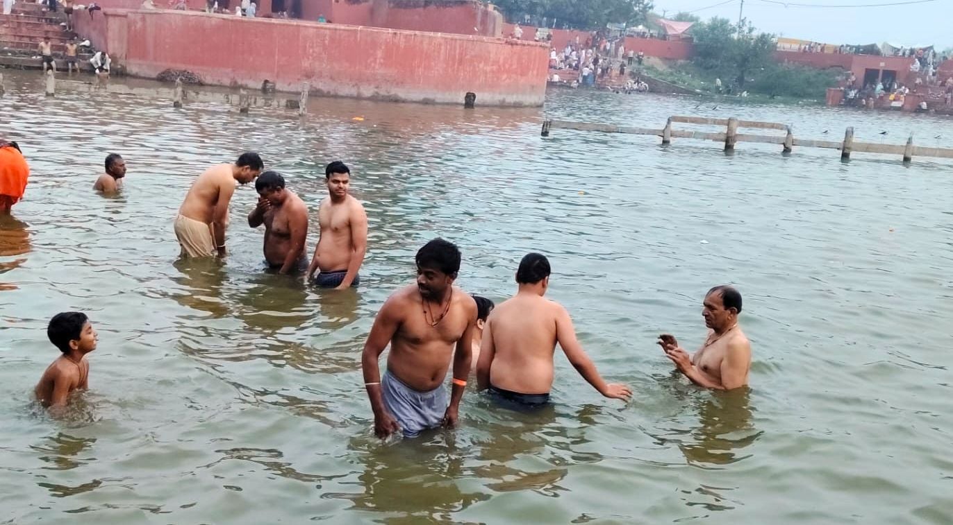 फोटो 10जेएनडी15-पांडू-पिंडारा तीर्थ पर पितरों की शांति के लिए पिंडदान करते हुए श्रद्धालु। संवाद फोटो 10जेएनडी15-पांडू-पिंडारा तीर्थ पर पितरों की शांति के लिए पिंडदान करते हुए श्रद्धालु। संवाद