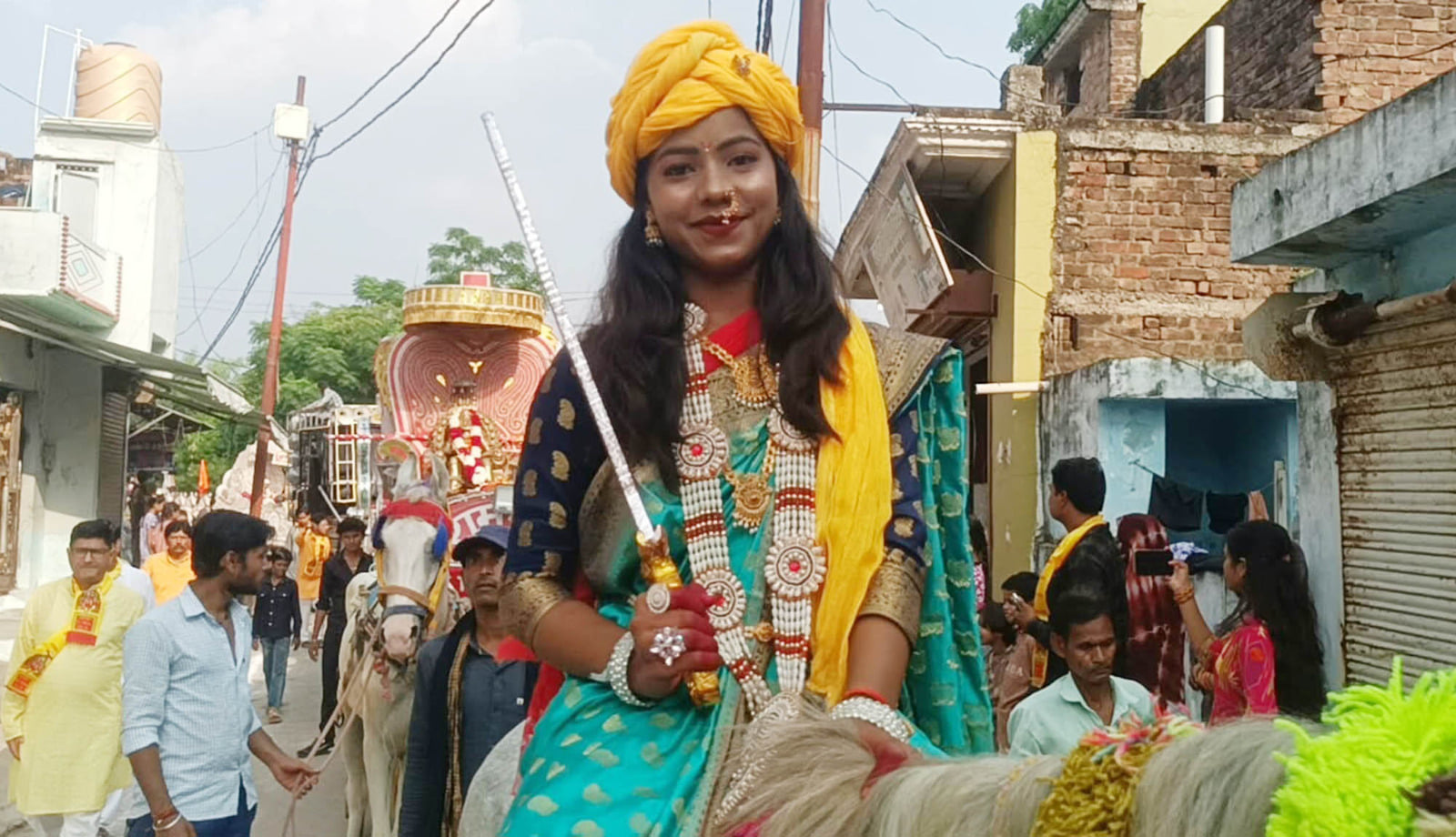 फोटो 11 एचएएमपी 06- राठ में शोभा यात्रा में शामिल राम दरवार की झांकी। संवाद फोटो 11 एचएएमपी 06- राठ में शोभा यात्रा में शामिल राम दरवार की झांकी। संवाद