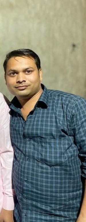फोटो 11 एचएएमपी 17- शहर के पोस्टमार्टम हाउस में जानकारी देता मृतक का भाई। संवाद फोटो 11 एचएएमपी 17- शहर के पोस्टमार्टम हाउस में जानकारी देता मृतक का भाई। संवाद