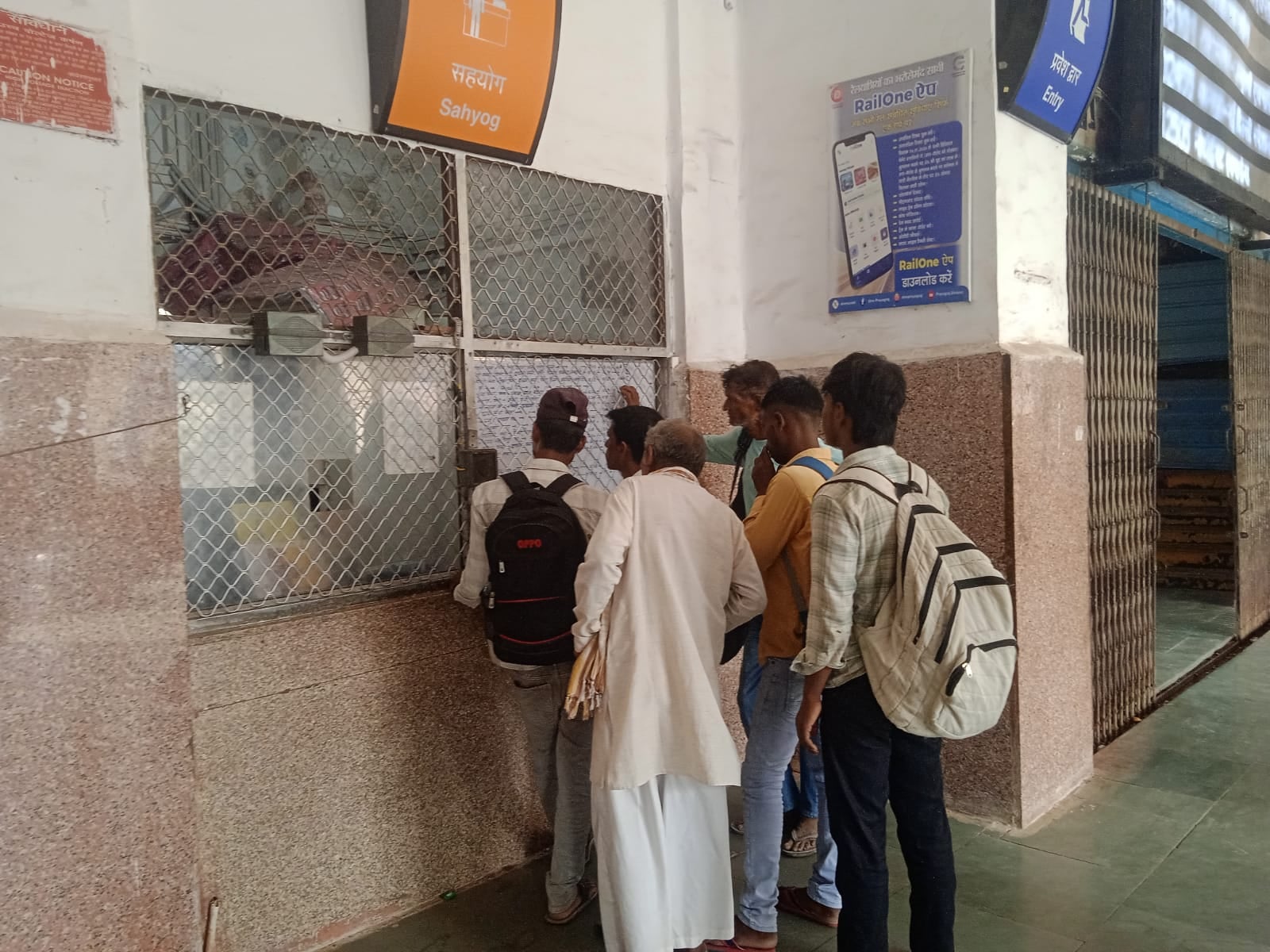 फोटो 20: इटावा जंक्शन पर ट्रेनों का इंतजार करते यात्री। संवाद फोटो 20: इटावा जंक्शन पर ट्रेनों का इंतजार करते यात्री। संवाद