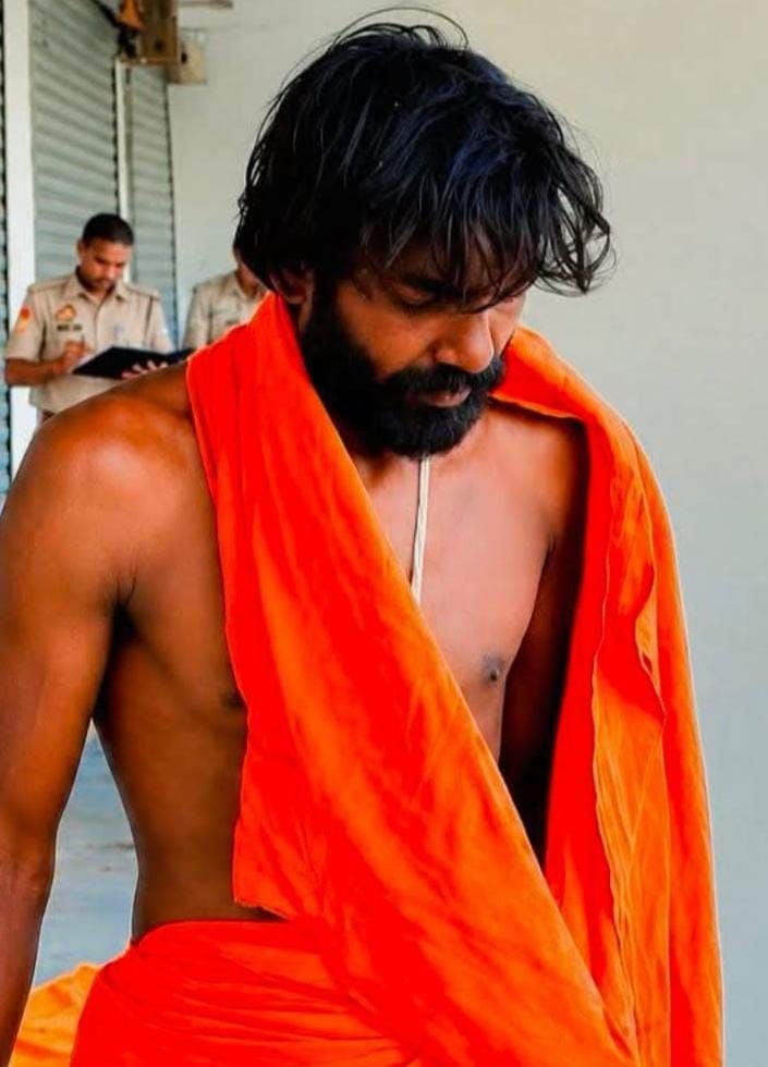 फोटो-20- मृतक की मां शिवदेवी से जानकारी लेते सीओ लक्ष्मीकांत गौतम व कोतवाल अतुल सिंह। संवाद फोटो-20- मृतक की मां शिवदेवी से जानकारी लेते सीओ लक्ष्मीकांत गौतम व कोतवाल अतुल सिंह। संवाद