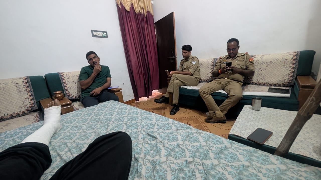 फोटो- 23 कोंच कोतवाली में बैठाए गए सपा नगर अध्यक्ष अमित यादव व अन्य। स्रोत : पार्टी